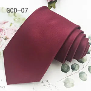 Burgundy solid color tie close-up, high density woven polyester fabric, 8cm business formal.