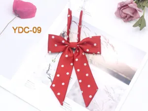 Dettaglio papillon pois bianchi rossi, accessorio colletto uniforme JK primo piano.