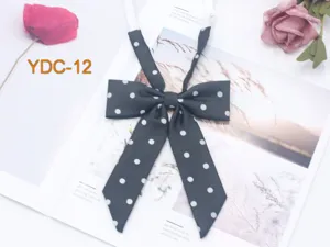 Vista di dettaglio di un elegante papillon nero a pois, perfetto per accessorio uniforme JK.