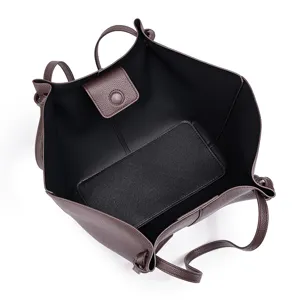 Gedetailleerd overzicht van de bruine lederen shopper interieur met voering en bodem.