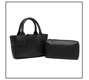 Vista detallada de un bolso tejido negro elegante con necesir para uso diario chic.