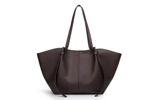 Donkerbruine leren shopper tas detail met lange handvatten en elegante knopen aan de zijkant.