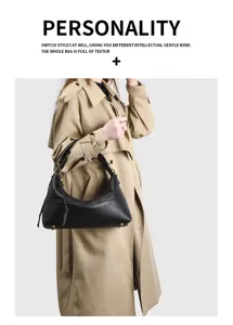 Schwarze Schultertasche aus Leder im Hobo-Stil mit goldenen Details für modebewusste Damen.