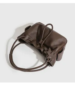 Bruine lederen schoudertas, stijlvolle dames handtas met sterhanger detail erg mooi.