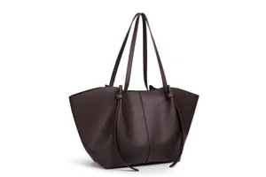 Gedetailleerd overzicht van de donkerbruine leren tote bag met fijne nerfstructuur.