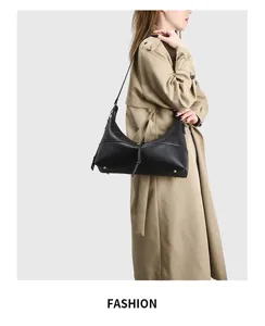 Detailansicht der eleganten schwarzen Hobo-Umhängetasche mit Metalldetails und Kordel.