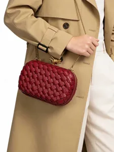 Detailaufnahme einer luxuriösen burgunderroten geflochtenen Leder-Ketten-Clutch mit Gold.