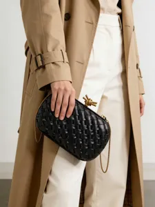 Schwarze geflochtene Leder Kette Clutch Tasche mit goldenem Knotenverschluss, eleganter Begleiter.