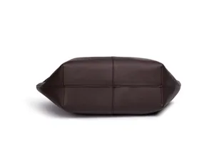 Donkerbruine shopper tas van nerfleer, detailweergave van de onderkant voor dagelijks gebruik.
