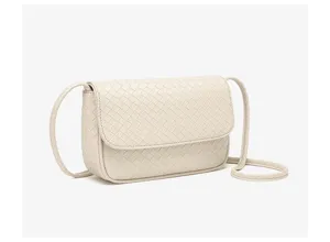 Vista detallada del elegante bolso cruzado de cuero tejido beige, pequeño bolso de mano.
