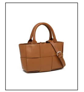 Bolso cruzado de cuero tejido marrón con asas superiores y correa ajustable elegante.