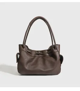 Bruine lederen schoudertas detail, minimalistische stijl handtas met dubbele handgrepen.