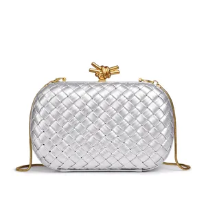 Silberne gewebte Clutch Tasche mit goldenem Knotenverschluss und Kette für Abend und Büro.