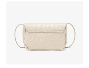 Vista detallada del bolso cruzado tejido elegante y compacto, hermoso diseño en beige.
