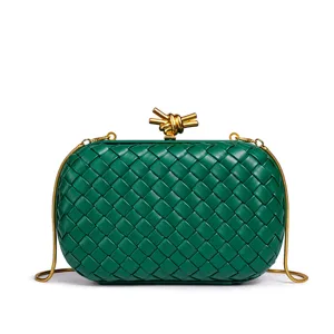 Grünes geflochtenes Leder-Clutch-Taschendetail mit einzigartigem Metall-Knotenverschluss Kette.