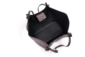 Interieurdetail van de bruine shopper tas van nerfleder met ruime voering en stevige bodem.
