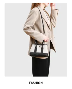 Piccola borsa tote da giardino in tela bicolore con manico e tracolla stile alla moda.