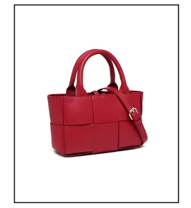 Bolso bandolera de cuero tejido rojo vista detallada con diseño trenzado clásico.