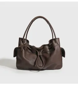 Stijlvolle bruine lederen schoudertas voor dames, minimalistische grote handtas voor forenzen.