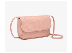 Detalle de bolso cruzado de cuero tejido rosa, elegante mini bolso con solapa.