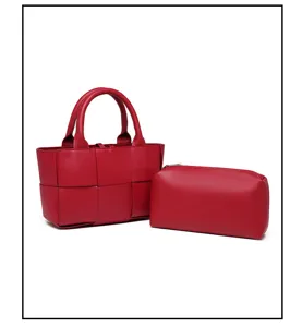 Detalle de bolso tote de cuero tejido rojo con estuche a juego, accesorio elegante.
