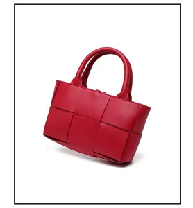 Bolso de mano de cuero tejido rojo para mujer, elegante bolso cruzado vintage vista detallada.