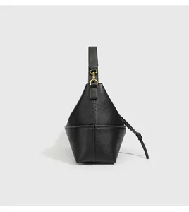 Seitenansicht der schwarzen Leder-Hobo-Umhängetasche mit eleganten goldenen Beschlägen.