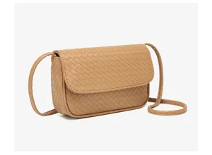 Vista detallada del elegante bolso cruzado de cuero trenzado que destaca su textura y diseño compacto.