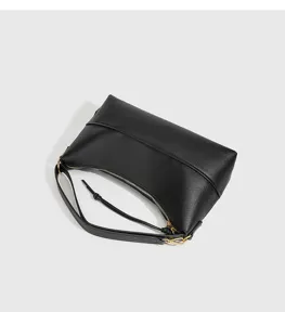 Detailansicht schwarze Leder Hobo Umhängetasche, große Unterarm Handtasche für tägliches Pendeln.