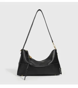 Schwarze Damen Schultertasche aus Leder im Hobo-Stil mit bequemer Kette und Metall-Anhänger.