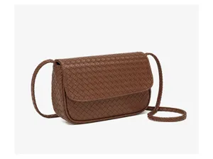 Bolso cruzado de cuero trenzado marrón, elegante bolso de hombro para mujer diseño chic.