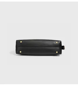 Schwarze Leder Umhängetasche Bodendetail, hochwertige Metallfüße für den täglichen Weg.