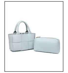 Bolso de mano trenzado azul claro con neceser a juego, diseño minimalista chic.