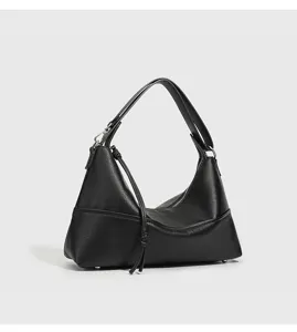 Schlichte schwarze Hobo-Umhängetasche mit großem Fassungsvermögen für Alltag und Stil.