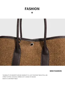 Close-up van de bruine visgraat tweed shopper tas met donkere lederen afwerking en knop.