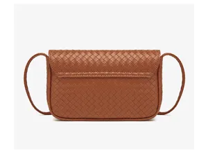 Elegante bolso bandolera de cuero trenzado marrón para mujer, bolso de mano moderno y elegante.