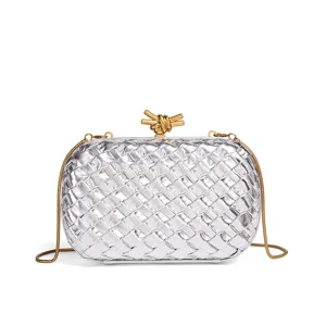 Silberne geflochtene Clutch Tasche mit goldenem Knotenschloss und Kette für Damen Party.