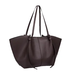 Donkerbruine leren shopper met textuur, stijlvolle schoudertas voor dames dagelijks gebruik.