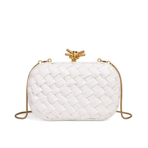 Elegante weiße geflochtene Lederkette Clutch Tasche für Damen, modische Abend Umhängetasche.