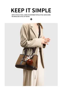 Gedetailleerd overzicht van de elegante tweed colorblock schoudertas met pluche hanger.
