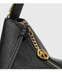 Schwarze Schultertasche aus Leder im Detail mit goldener Kette, Metallreißverschluss und Logo.