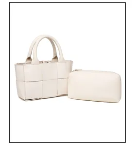 Primer plano detallado de un elegante bolso de mano tejido en color beige con neceser a juego.