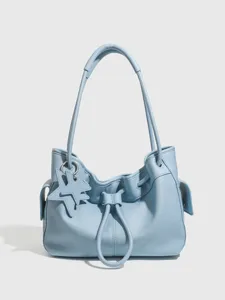 Lichtblauwe lederen schoudertas voor dames, stijlvolle hobo tas met leuke ster hanger.