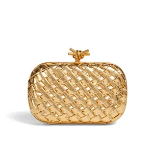 Goldene geflochtene Leder Clutch Tasche mit Metallknoten für Damen Abendparty Luxus Stil.