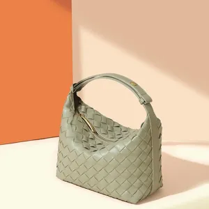 Elegante saliegroene geweven leren hobo schoudertas met maanontwerp en praktische metalen rits.