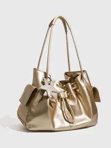 Stijlvolle gouden schoudertas met sterhanger, grote minimalistische handtas voor dames.