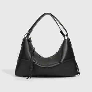 Schwarze Hobo Schultertasche für Damen, große Pendler Handtasche und stylische Achseltasche.