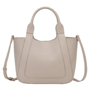 Minimalistische lichtgrijze lederen tote bag met handvatten en schouderriem voor dames.