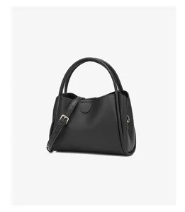 Detalle de bolso de mano en cuero negro, correa elegante de bolso retro hombro chic mod.