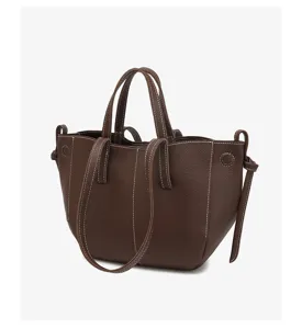Gedetailleerd overzicht van bruine lederen shopper tas met contrasterende stiksels.